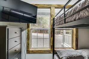 2 bedrooms, iron/ironing board, Internet, bed sheets
