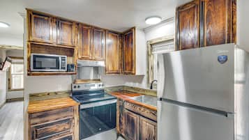 Coffee/tea maker, fridge, microwave, stovetop