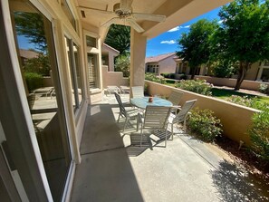 Outdoor dining - Two bedroom two bath townhome in Sun City PalmDesert California (Palm Desert)