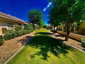 Property grounds - Two bedroom two bath townhome in Sun City PalmDesert California (Palm Desert)