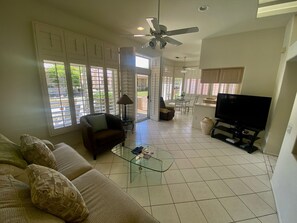 Living area - Two bedroom two bath townhome in Sun City PalmDesert California (Palm Desert)