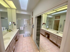 Shower, towels - Two bedroom two bath townhome in Sun City PalmDesert California (Palm Desert)