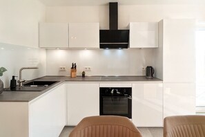 Een koelkast, een magnetron, een oven, een kookplaat