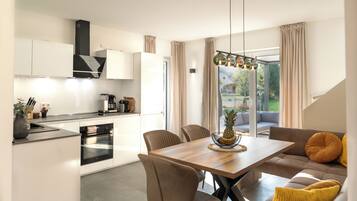 Jääkaappi, mikroaaltouuni, uuni, liesi