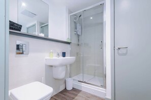 Shower, hair dryer, towels - Central Liverpool Apartment | Work & Long Stays (Merseyside)