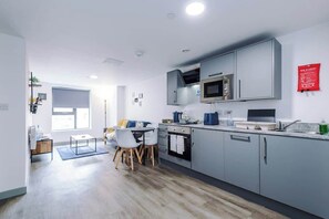 Fridge, microwave, oven, stovetop - Central Liverpool Apartment | Work & Long Stays (Merseyside)