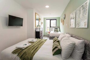 1 bedroom, iron/ironing board, WiFi, bed sheets - Modern Liverpool Flat | Contractors & Work Trips % (Merseyside)