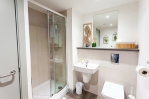Shower, hair dryer, towels, shampoo - Modern Liverpool Flat | Contractors & Work Trips % (Merseyside)