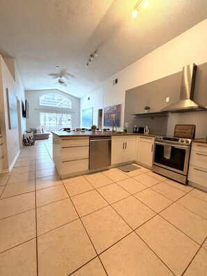 Private kitchen - Spacious 5-bedroom house with Private Pool (Haines City)