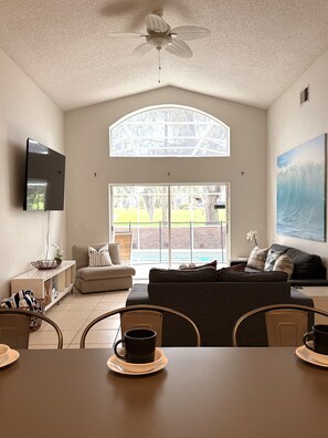 Living area - Spacious 5-bedroom house with Private Pool (Haines City)
