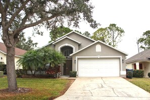 Exterior - Spacious 5-bedroom house with Private Pool (Haines City)