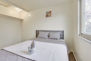 Tabla de planchar con plancha, acceso a internet y ropa de cama 