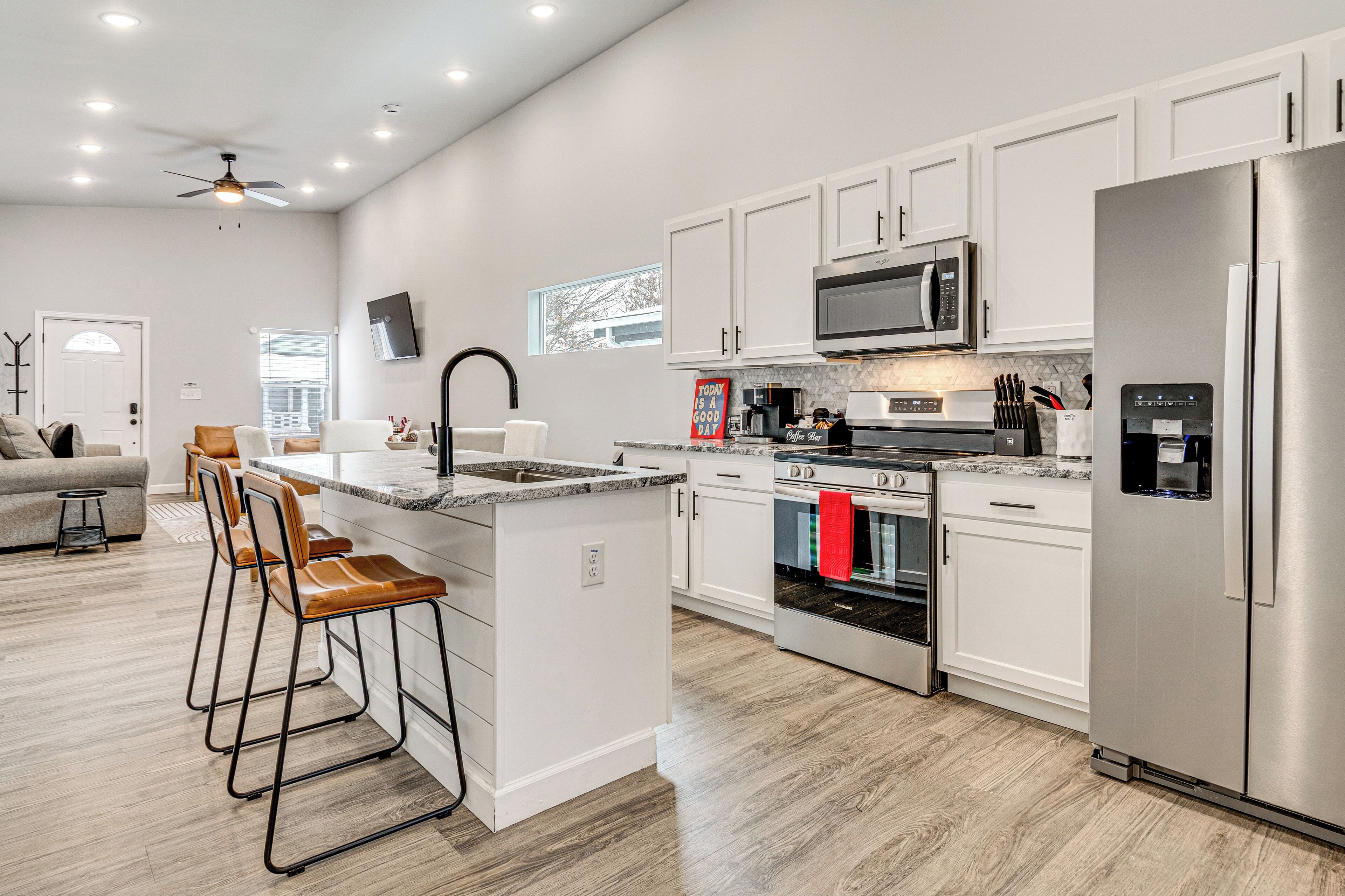 Fridge, microwave, stovetop, dishwasher