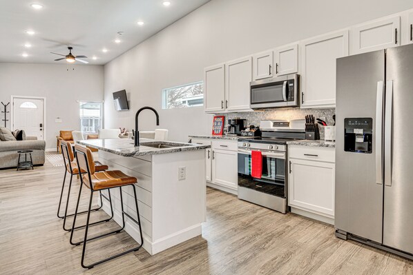 Fridge, microwave, stovetop, dishwasher - Rooftop Lounge & City Views! 3BR 3 Mi to Dtwn Indy (Indianapolis)