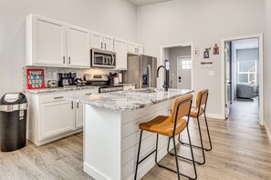 Fridge, microwave, stovetop, dishwasher - Rooftop Lounge & City Views! 3BR 3 Mi to Dtwn Indy (Indianapolis)