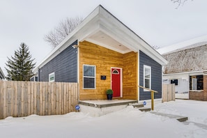 Exterior - Rooftop Lounge & City Views! 3BR 3 Mi to Dtwn Indy (Indianapolis)