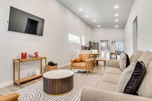 TV - Rooftop Lounge & City Views! 3BR 3 Mi to Dtwn Indy (Indianapolis)