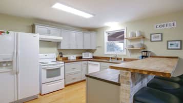 Coffee/tea maker, fridge, microwave, stovetop