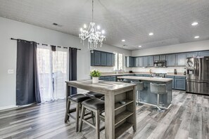 Fridge, microwave, stovetop, dishwasher - Atlanta Luxe: Elegant Group Retreat & Social Hub (Atlanta)