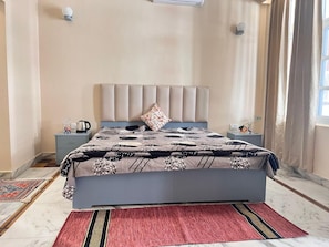 3 عدّة غرف نوم وواي فاي وملاءات أسرّة