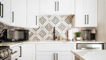 Rumah, Beberapa Tempat Tidur, hot tub, pemandangan kebun (August Inn) | Dapur pribadi