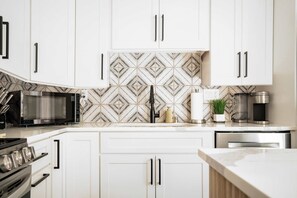 Rumah, Beberapa Tempat Tidur, hot tub, pemandangan kebun (August Inn) | Dapur pribadi