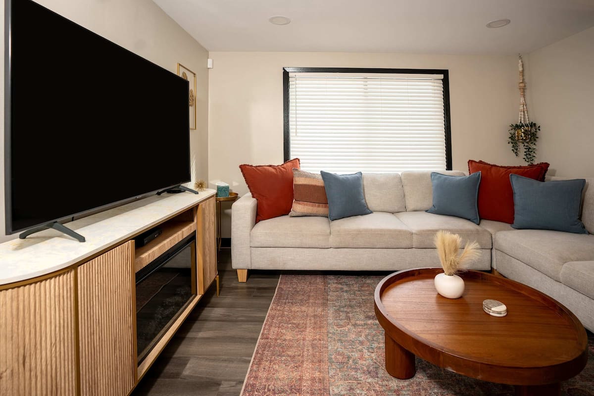 하우스, 침대(여러 개), 온수 욕조, 정원 전망 (August Inn) | 거실 공간