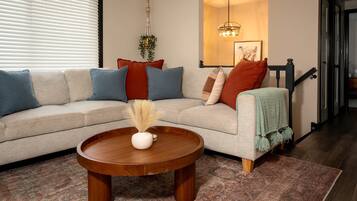 House, Multiple Beds, Hot Tub, Garden View (August Inn) | Living area