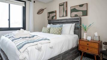 Rumah, Beberapa Tempat Tidur, hot tub, pemandangan kebun (August Inn) | 4 kamar tidur dan didekorasi berbeda-beda