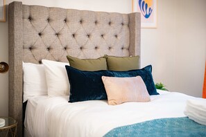4 bedrooms, individually decorated, individually furnished, desk - August Inn Charming Stay for 8 (Lake Geneva)