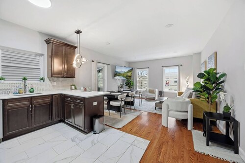 3 BR • Vaulted Living • Sleeps 10 • 4 Car Parking Garage