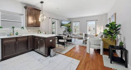 3 BR • Vaulted Living • Sleeps 10 • 4 Car Parking Garage