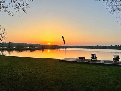 Portage Lake Family Getaway - 200ft Frontage!