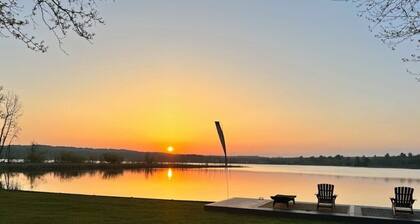 Portage Lake Family Getaway - 200ft Frontage!