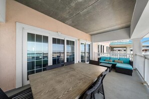 Outdoor dining - 4-bedroom beachfront condo in enchanting Wildwood Crest (Wildwood Crest)