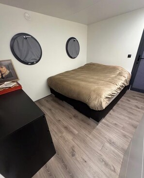 2 bedrooms, desk, free WiFi, bed sheets