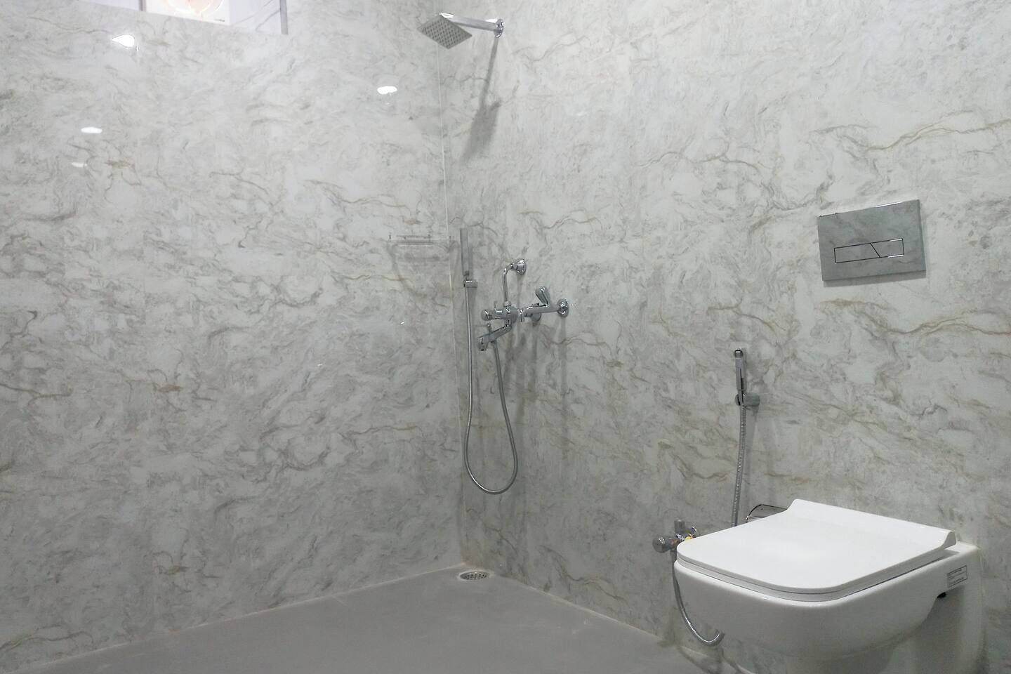 Dusj, håndklær, såpe og toalettpapir