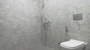 Dusj, håndklær, såpe og toalettpapir