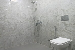 Dusj, håndklær, såpe og toalettpapir