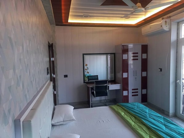 3 bedrooms, WiFi, bed sheets