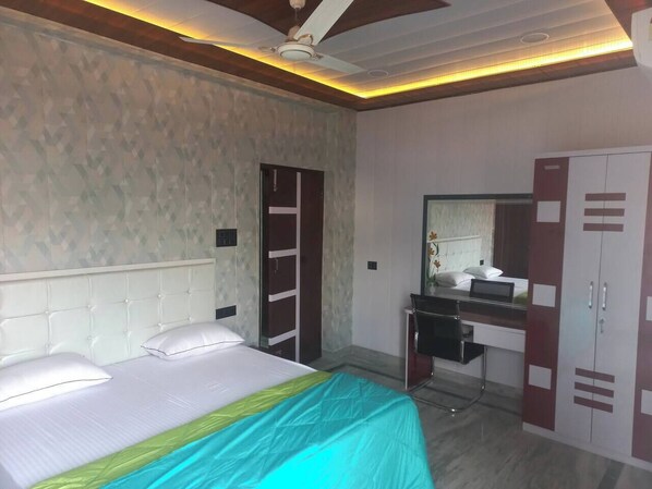 3 bedrooms, WiFi, bed sheets