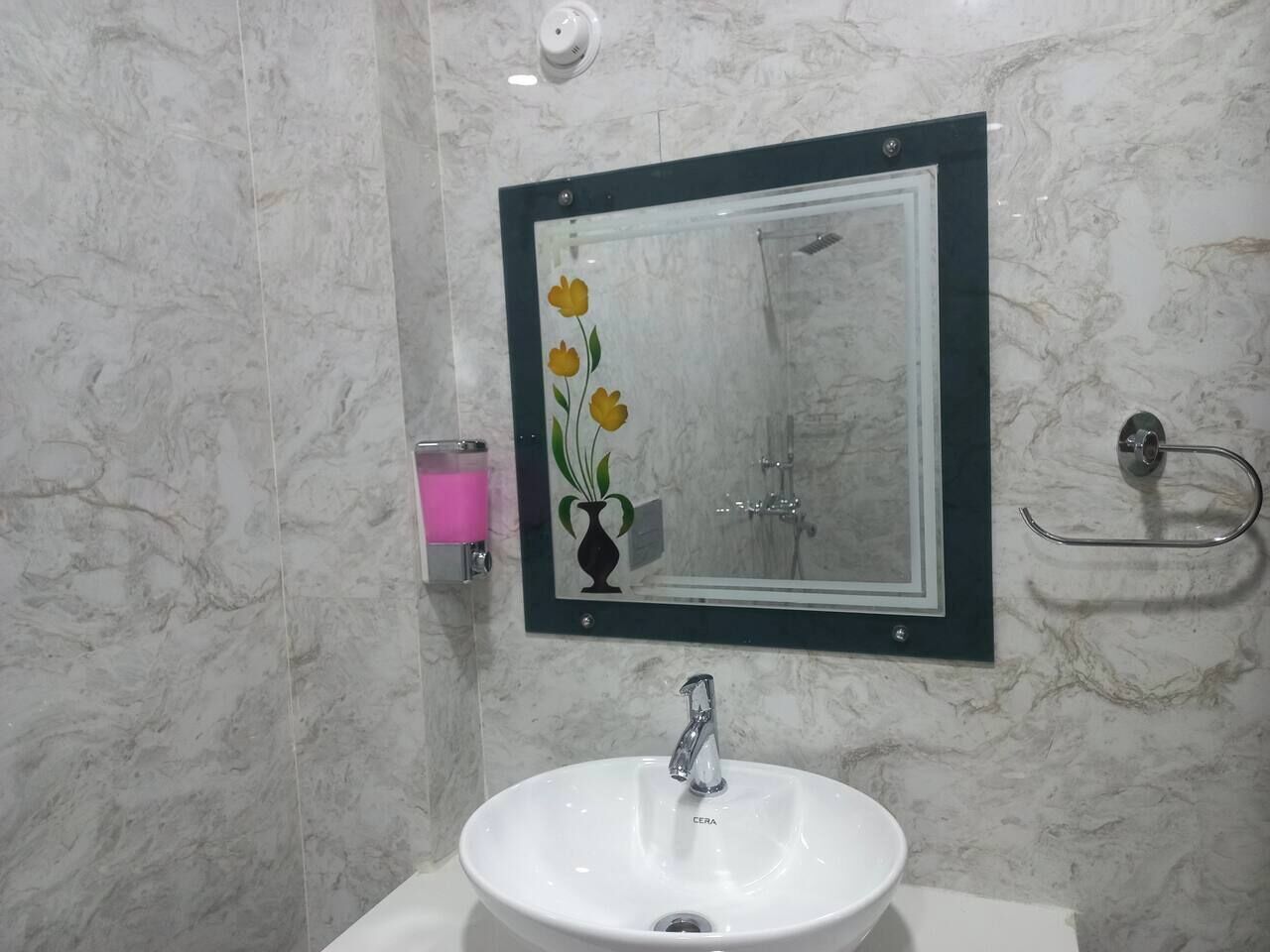 Ducha, toallas, jabón, papel higiénico