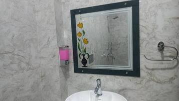 Ducha, toallas, jabón, papel higiénico