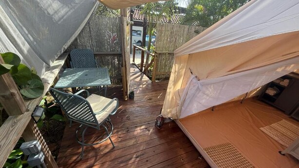 Telt – comfort, terrasse, hageutsikt | Skrivebord, blendingsgardiner, strykejern/-brett og wi-fi (inkludert)