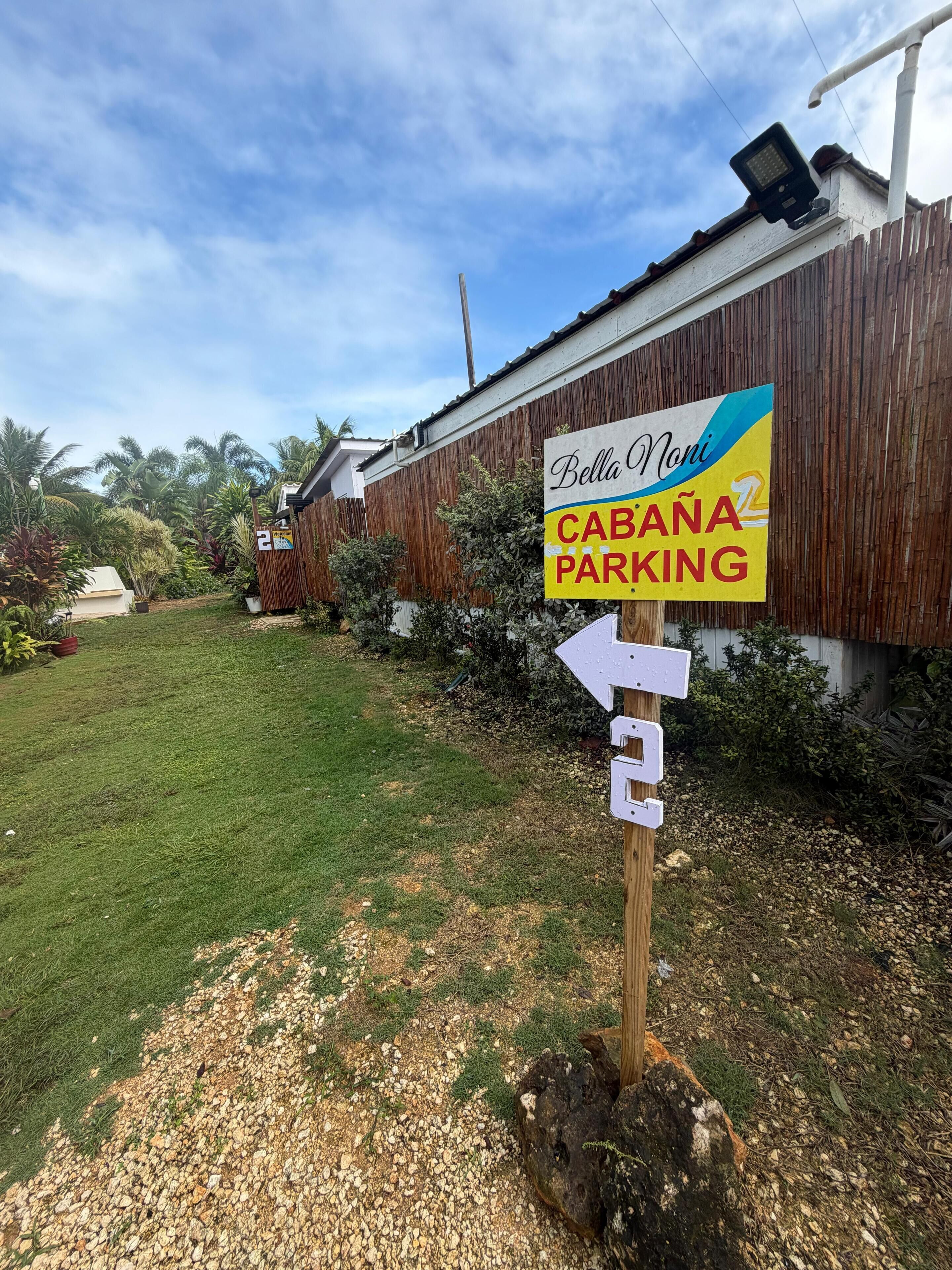 Un panneau indiquant le parking de Bella Noni Cabana, avec une flèche directionnelle.
