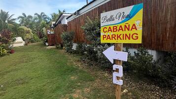 Un panneau indiquant le parking de Bella Noni Cabana, avec une flèche directionnelle.