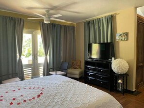 Suite superior, vista a la alberca | Escritorio, cortinas blackout y tabla de planchar con plancha 