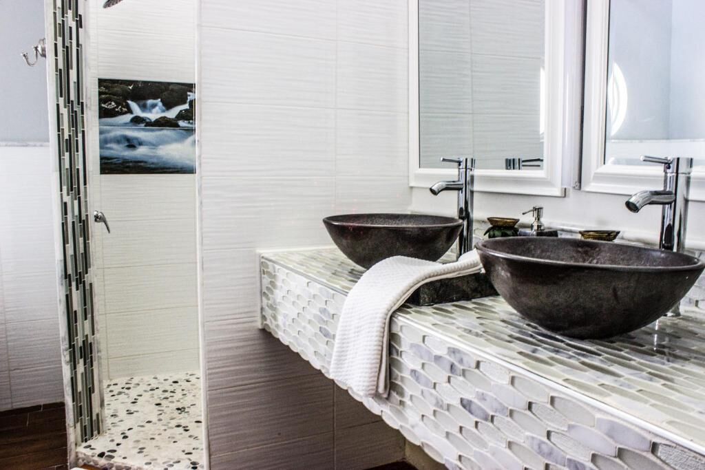 Suite superior, vistas a la piscina | Baño | Secador de pelo, toallas, jabón y champú