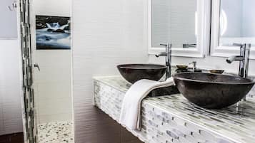 Superior Suite, Pool View | Bathroom | Hair dryer, towels, soap, shampoo
