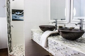 Superior Suite, Pool View | Bathroom | Hair dryer, towels, soap, shampoo - Bella Noni B&B (Aguadilla)